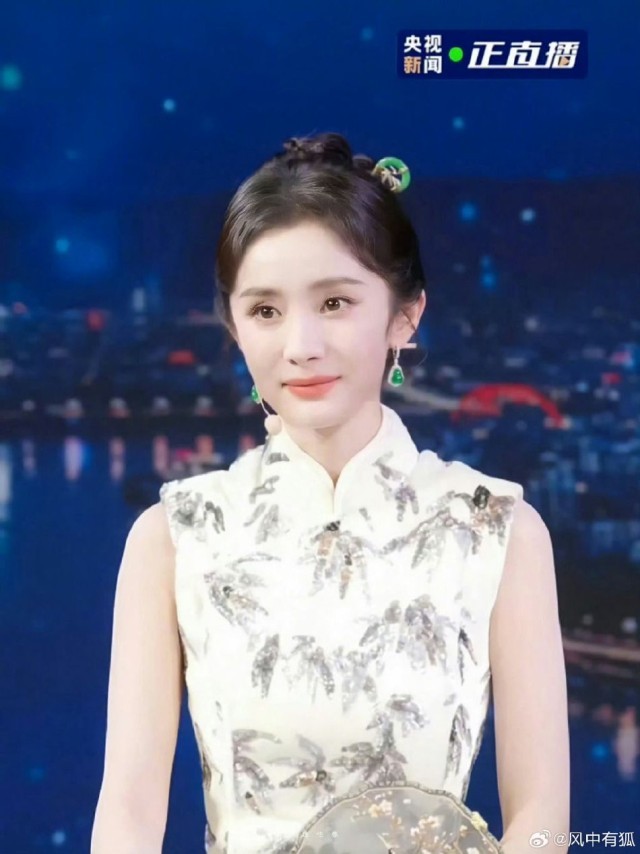 楊冪央視中秋晚會探班直播 穿古典中國風(fēng)旗袍韻味十足(圖1)