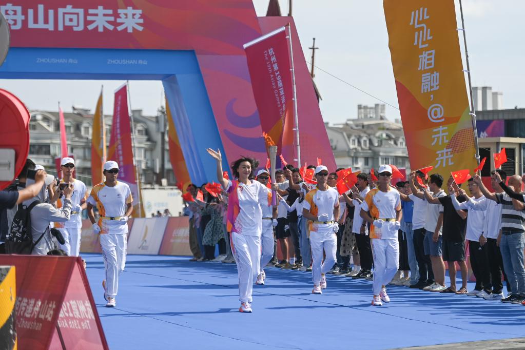 杭州亞運(yùn)會(huì)｜“薪火”凝聚榜樣力量――亞運(yùn)火炬手速寫(xiě)(圖1)