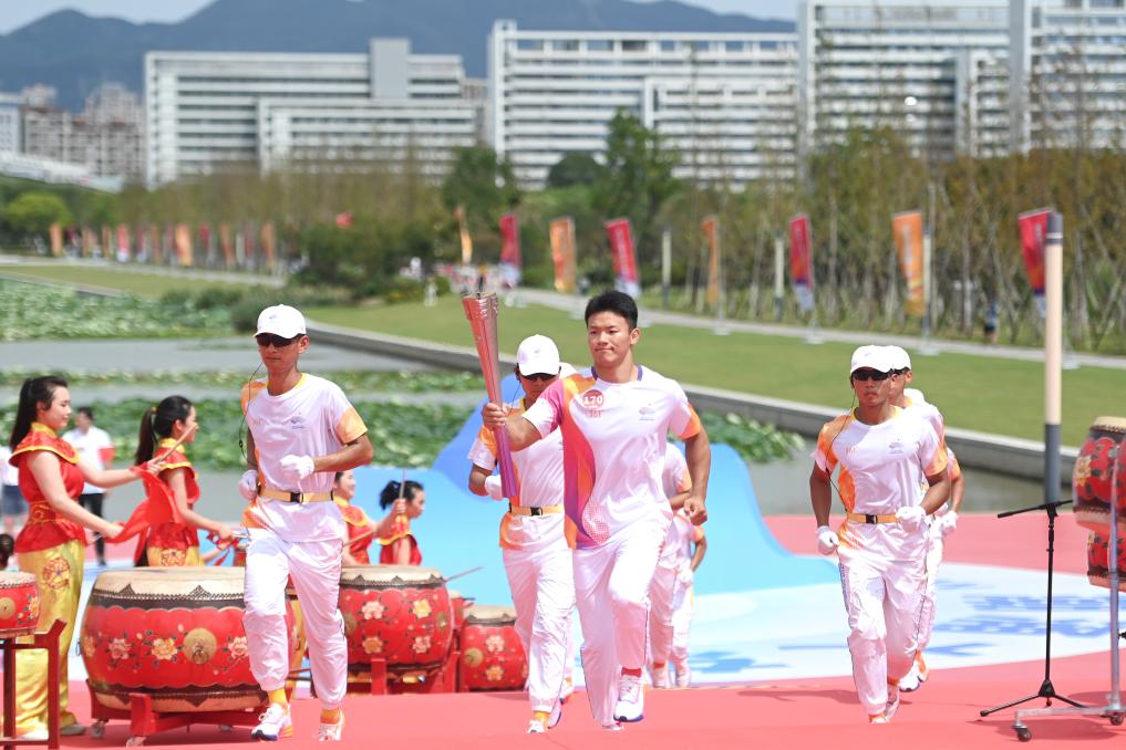 杭州亞運(yùn)會(huì)｜“薪火”凝聚榜樣力量――亞運(yùn)火炬手速寫(xiě)(圖3)