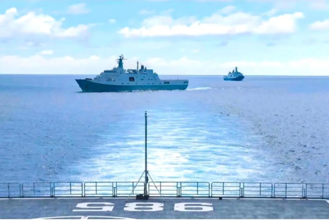 臺兩艘護衛(wèi)艦近距離警戒山東艦，美航母仍在臺島防止中方趁機收臺(圖2)