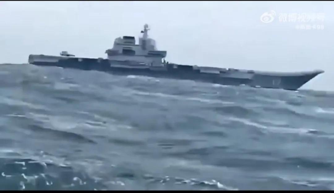 臺兩艘護衛(wèi)艦近距離警戒山東艦，美航母仍在臺島防止中方趁機收臺(圖4)