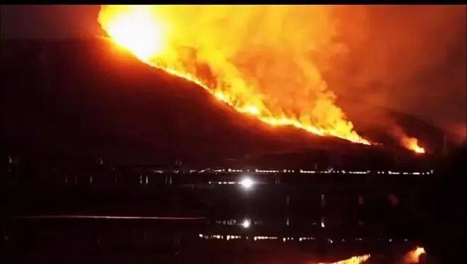 深夜緊急撲救！廣東清遠高鐵站附近突發(fā)山火